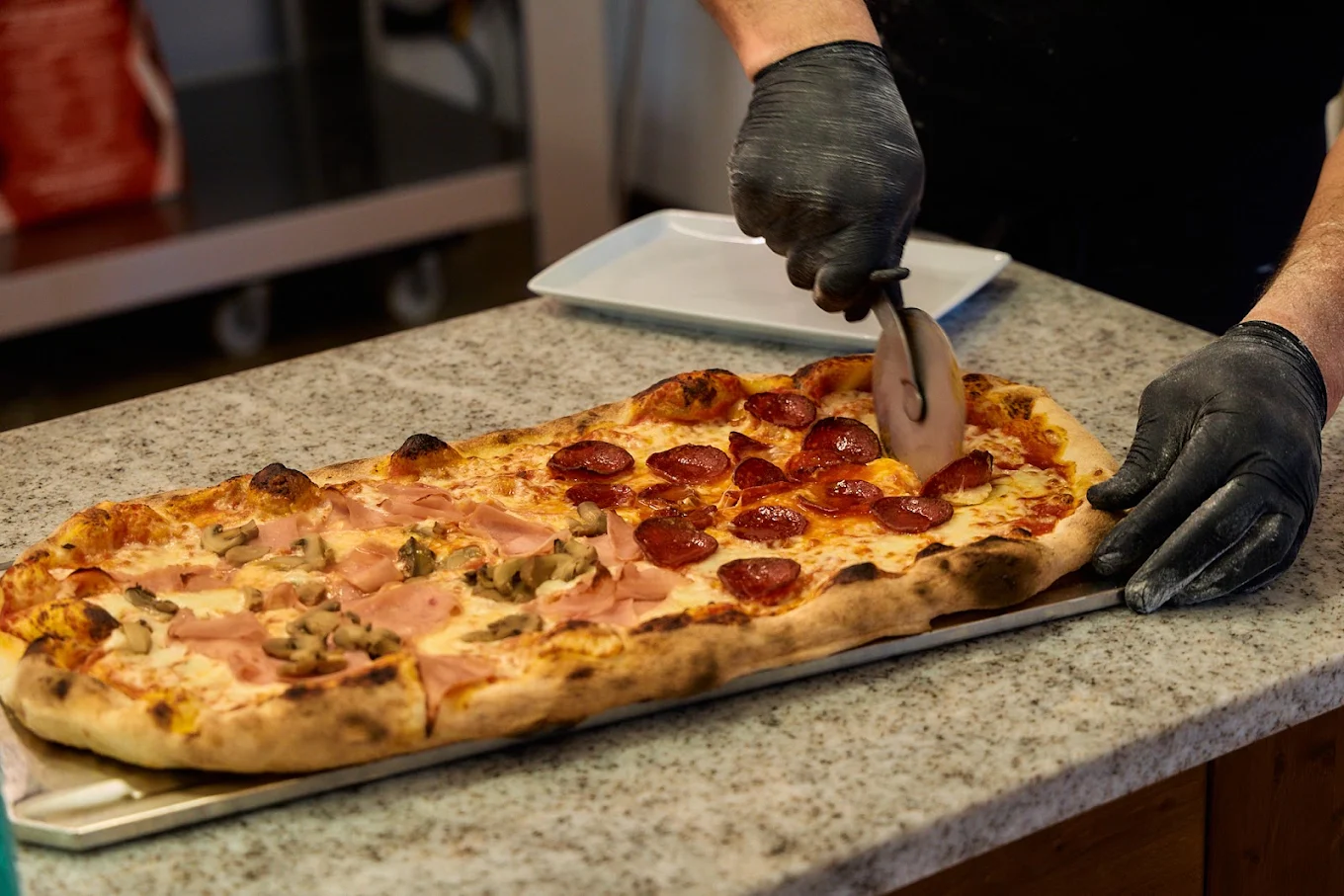 Pizza in teglia tagliata al momento