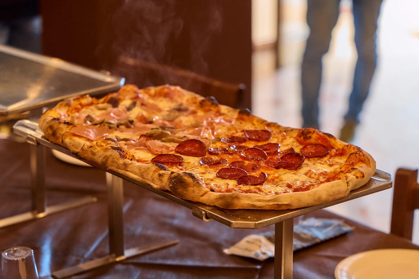 Pizza al metro appena sfornata